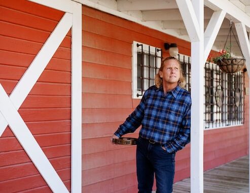 Монтаж пластиковых окон в деревянном доме с обсадой