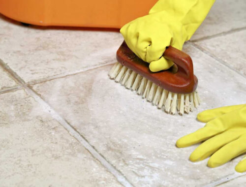 Чем отмыть плитку на полу от въевшейся грязи: народные методы и бытовая химия