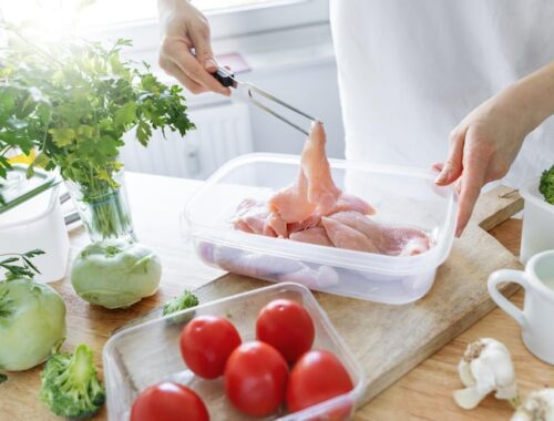 Как быстро разморозить курицу в микроволновке